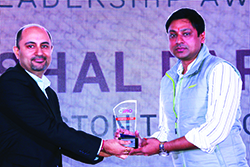 VISHAL PAREKH, MARKETING DIRECTOR, KINGSTON TECHNOLOGY WINS ENTERPRISE IT CMO AWARD 2017. THE AWARD HAS BEEN RECEIVED ON HIS BEHALF FROM BHARAT B. ANAND, CIO, MINISTRY OF HOME AFFAIRS, GOVT. OF INDIA